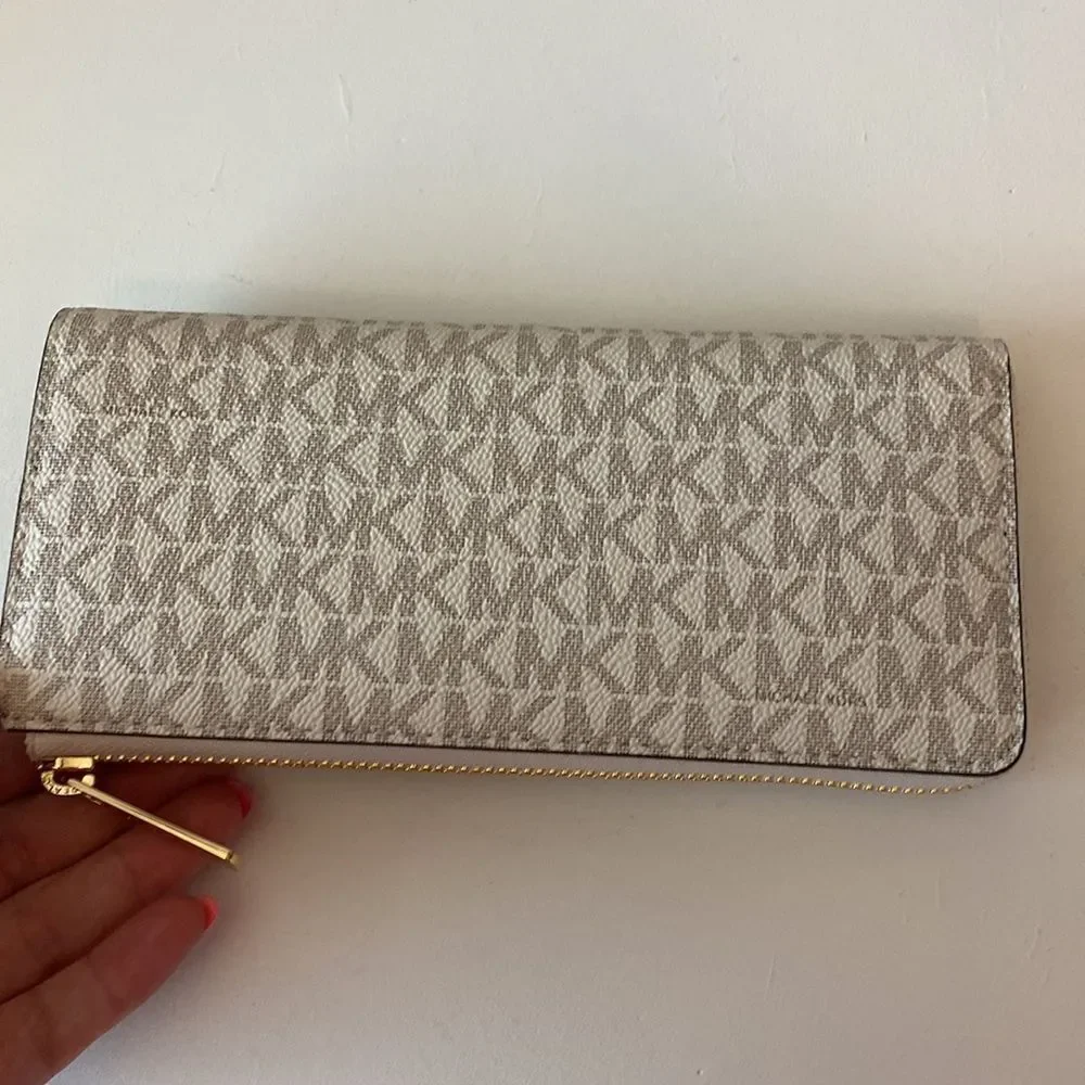NWT Michael Kors Jet Set long Wallet- cream